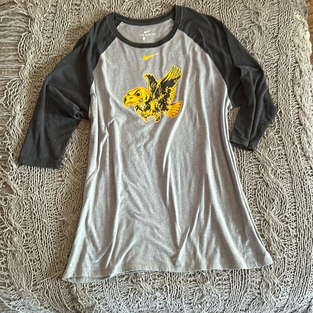 Iowa Hawkeye Nike Tee. Gray raglan t-shirt XL